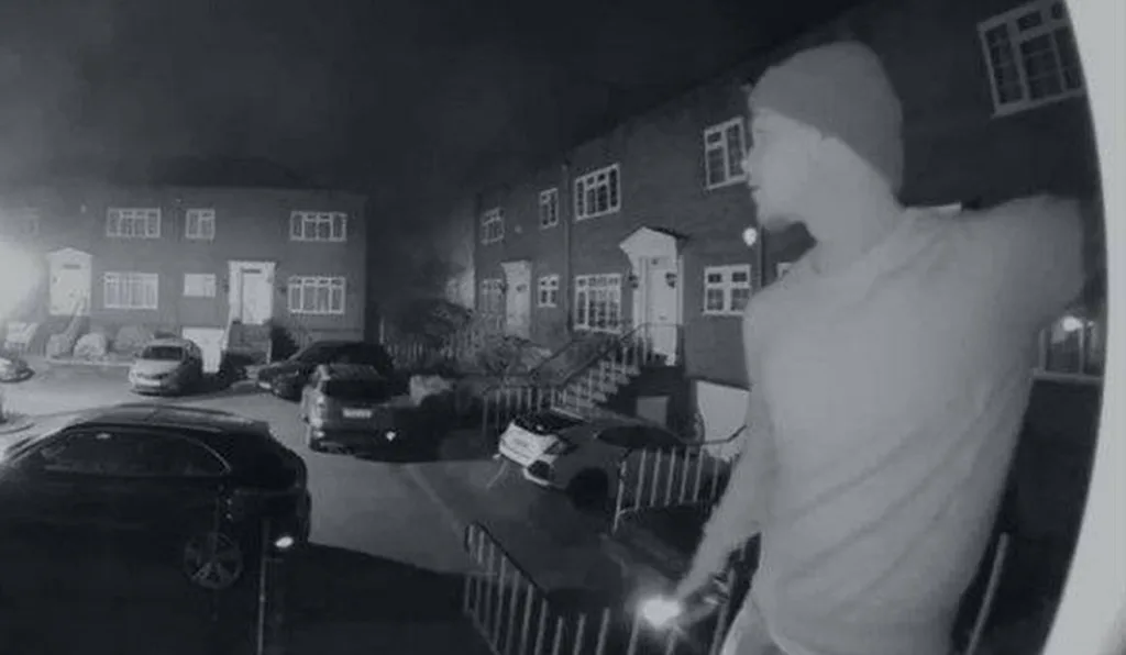 Joel Keates na porta de casa.