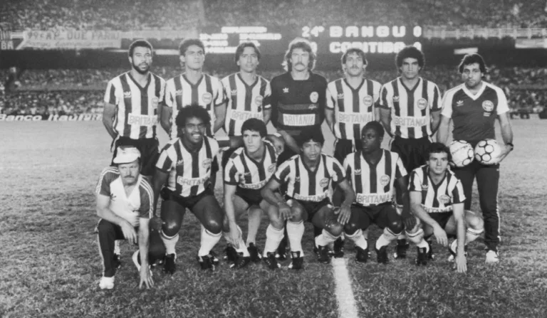 Time do Coritiba posa para foto antes do jogo contra o Bangu no Maracanã, em julho de 1985. (Foto: Arquivo/Site oficial do Coritiba)