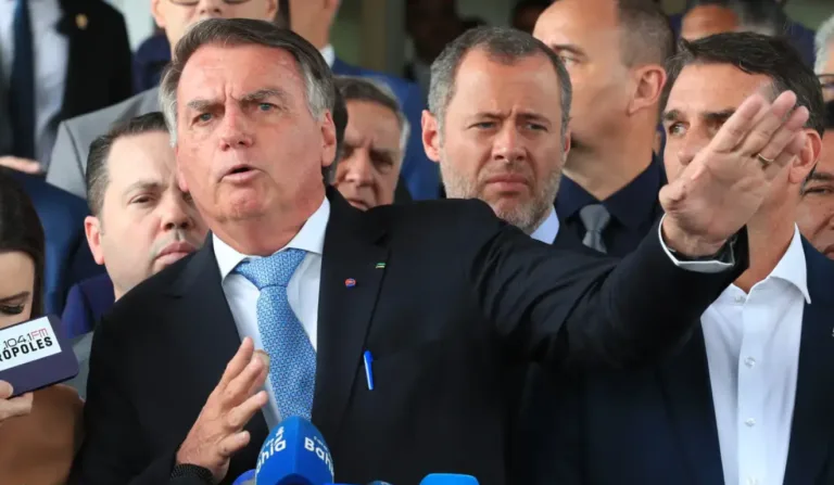 bolsonaro discursando em frente ao STF