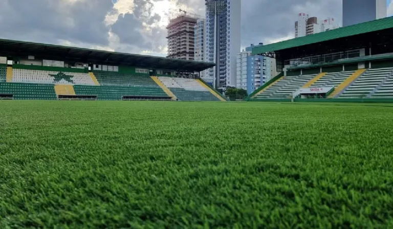 Gramado sintético da Arena Condá, local do próximo jogo do Coritiba