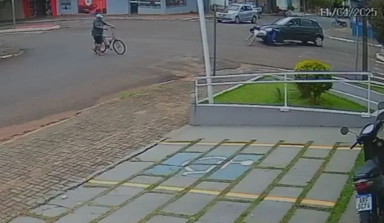 adolescente de bicicleta sendo atropelado