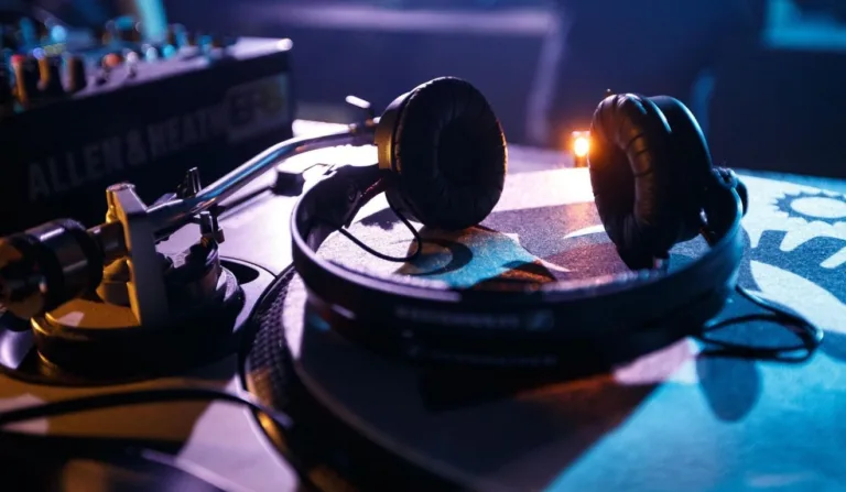 fone de ouvido em cima de uma caixa de som