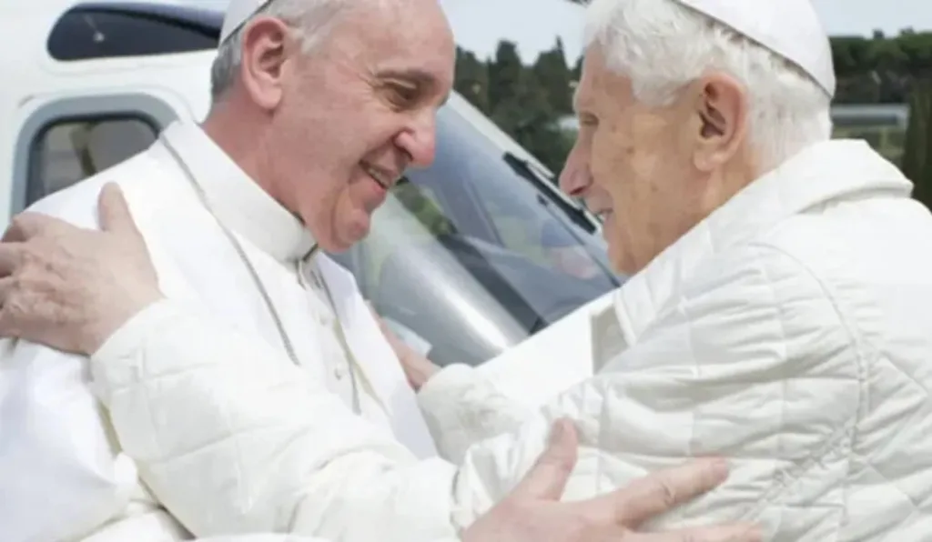 Papa Francisco e papa Bento XVI se encontraram em 2013, no Vaticano