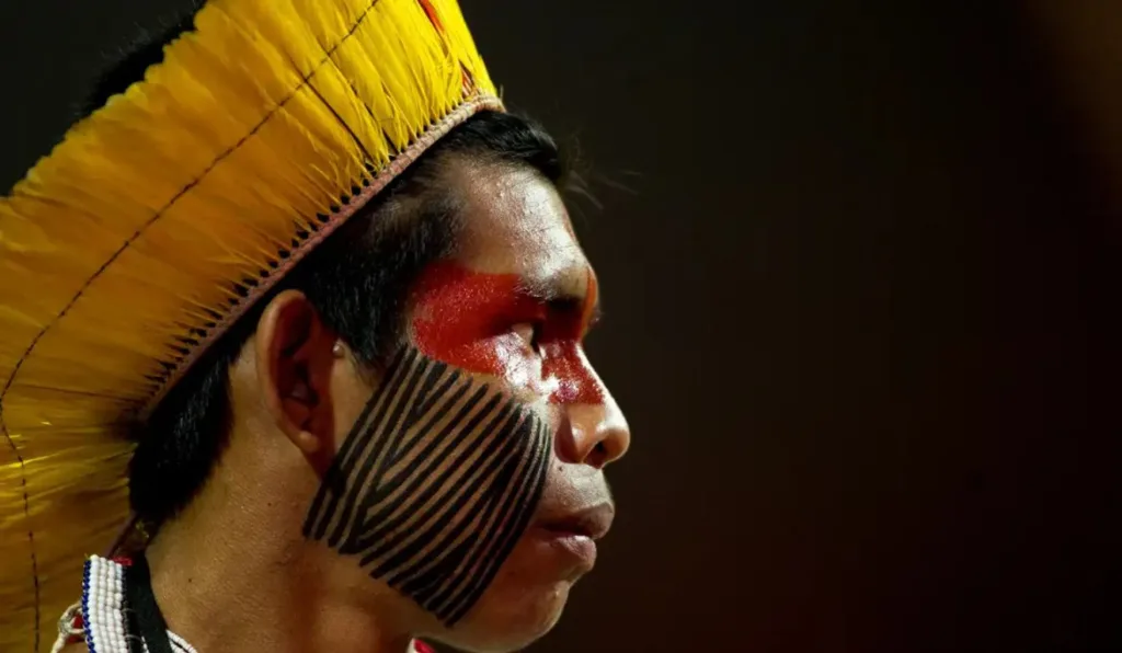 indígena com grafismos nos rosto