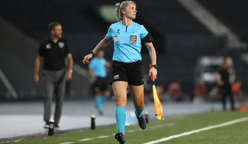 bandeirinha Neuza Inês Back em jogo do Brasileirão 2024