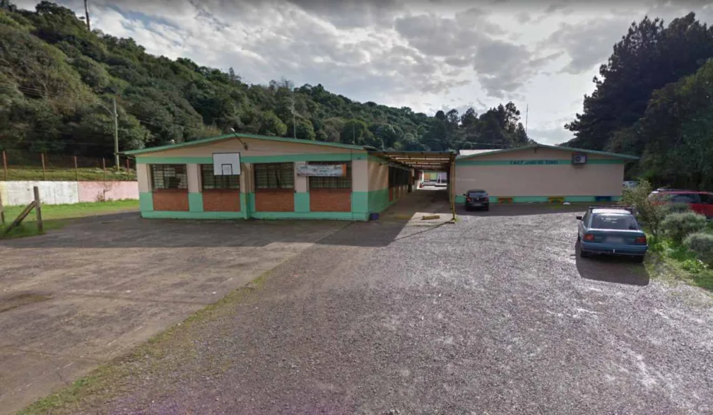 Professora foi esfaqueada em sala de aula e três alunos foram apreendidos