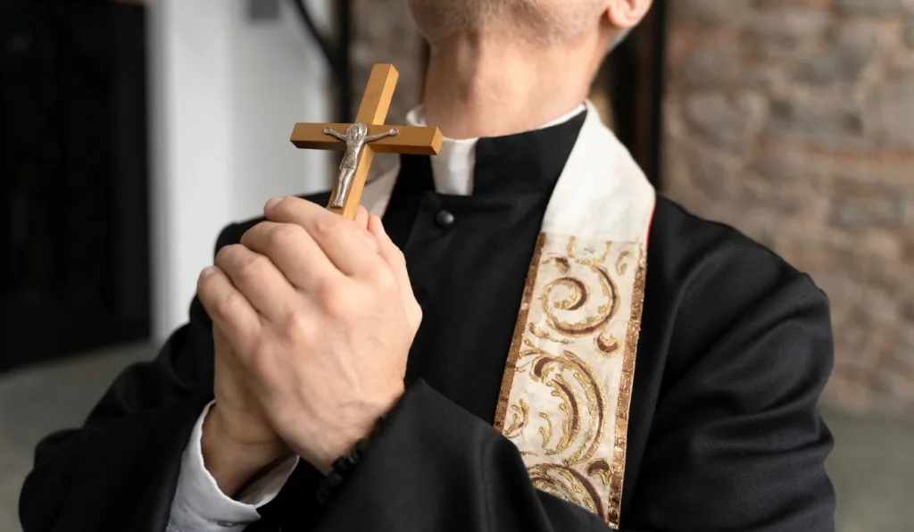 padre realizando oração do credo