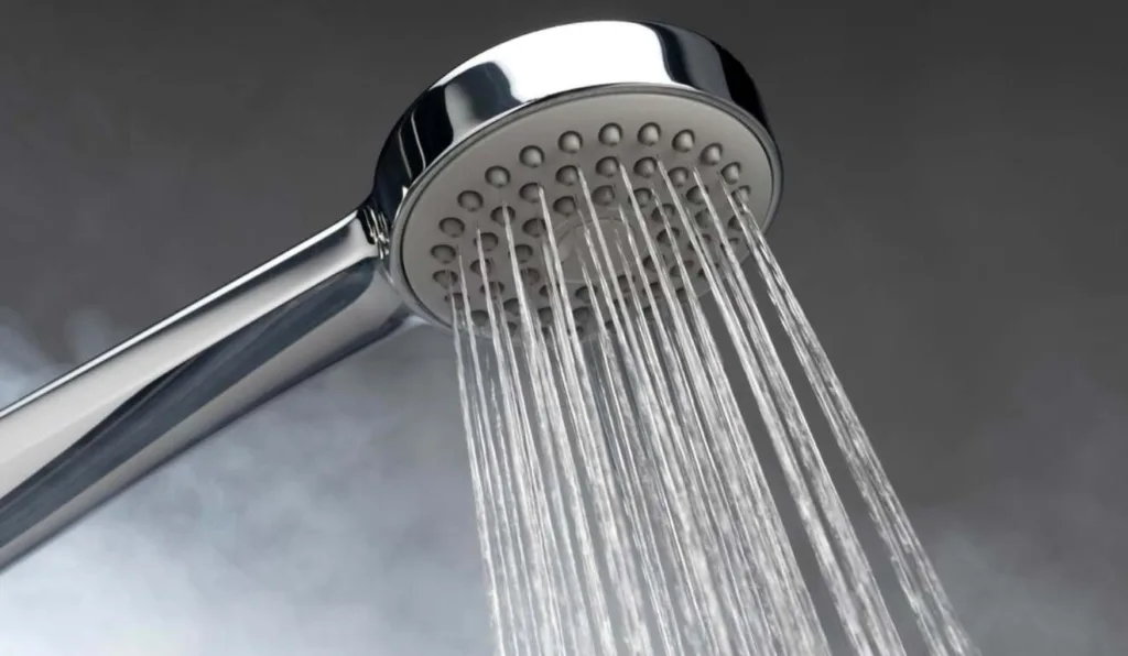 água saindo da ducha