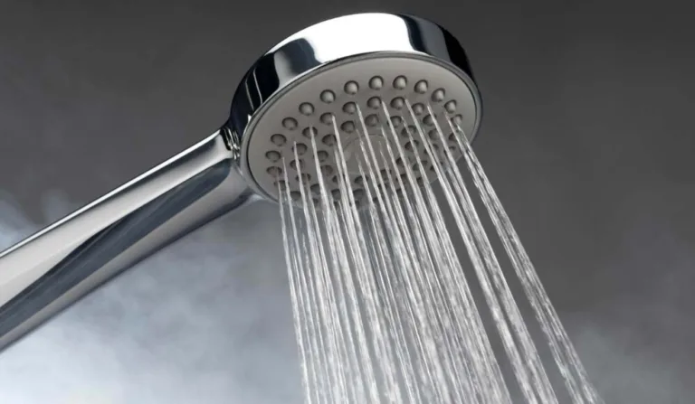 água saindo da ducha