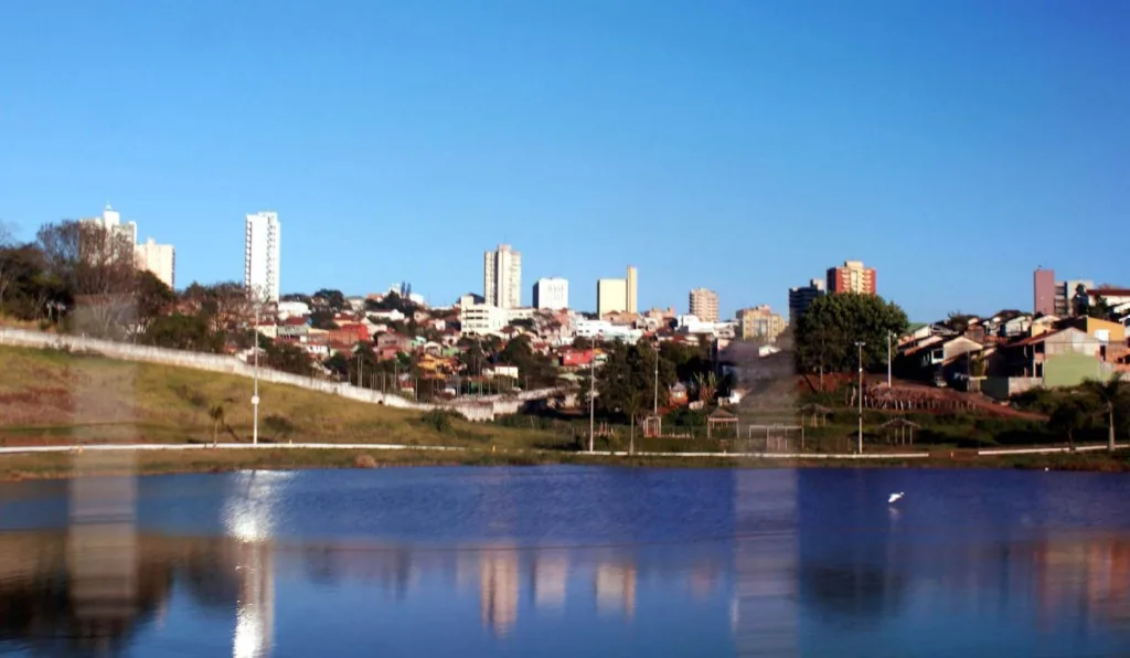 Deputado denuncia que policiais receberam comida estragada no PR; contrato é suspenso