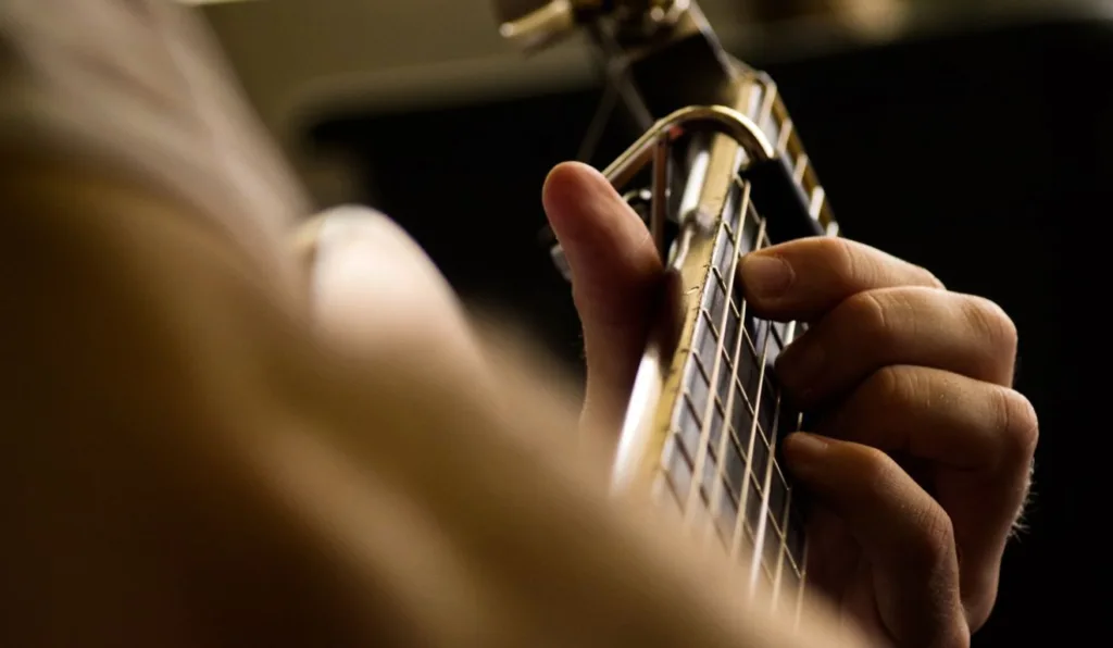 foto de uma pessoa tocando violão