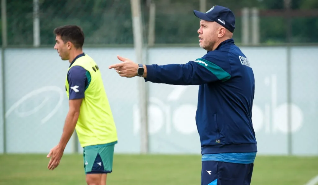 Técnico Mozart, do Coritiba, em treinamento nessa semana em busca de alternativas para o time.