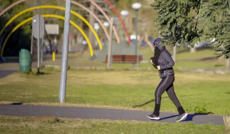 pessoa correndo no frio para ilustrar a previsão do tempo em Curitiba