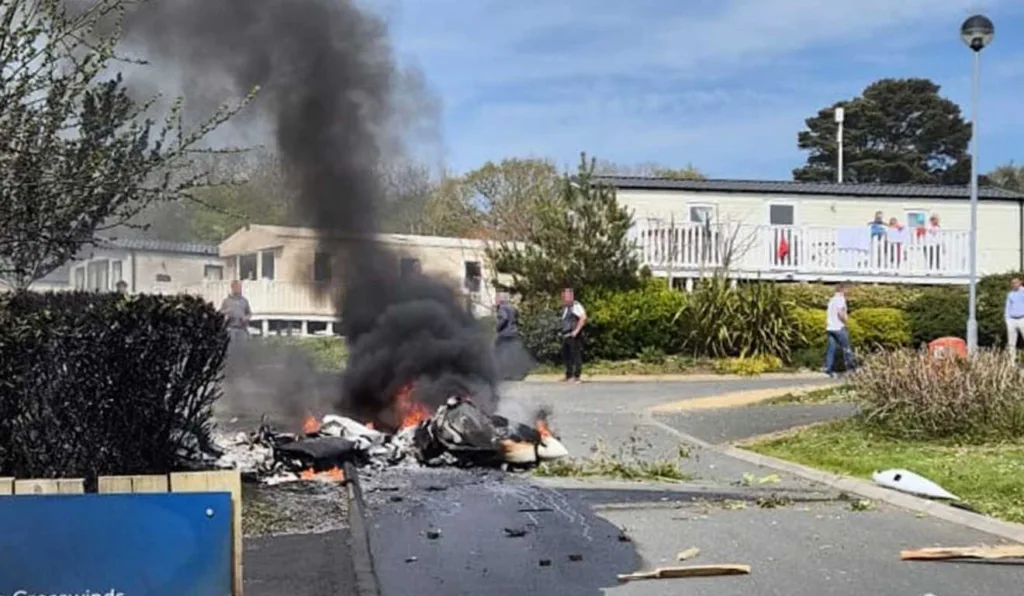 avião após bater contra casa