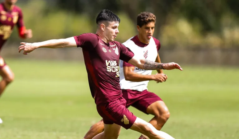 Zapelli e João Cruz em treino do Athletico
