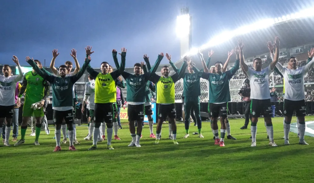 Jogadores do Coritiba comemoram vitória sobre o Vila Nova