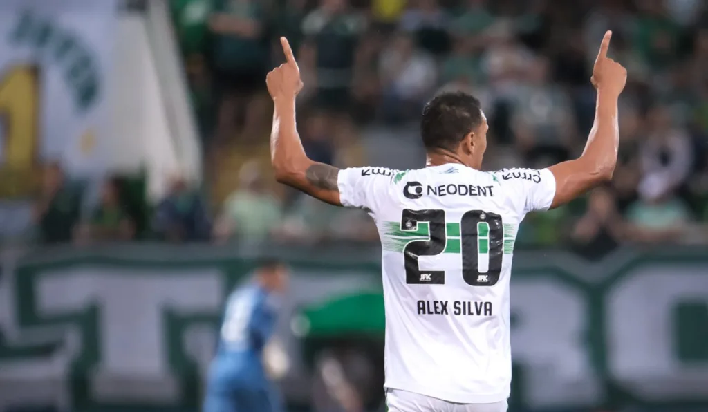 Alex Silva comemora o segundo gol do Coritiba sobre a Chapecoense.