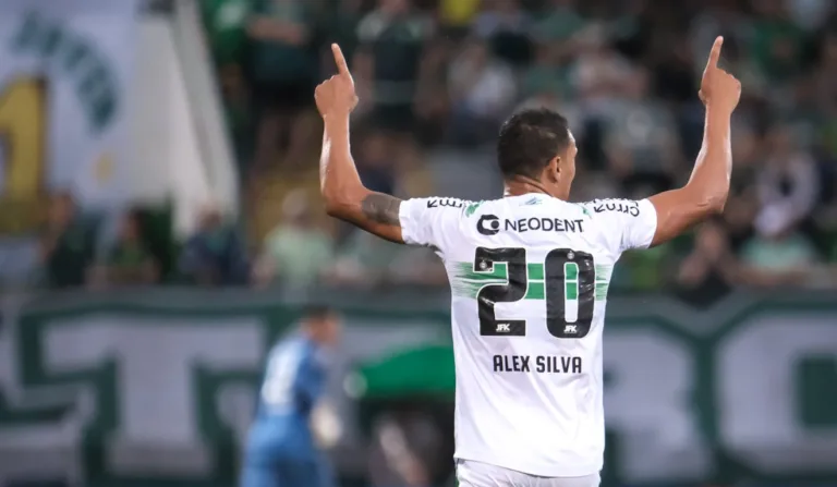 Alex Silva comemora o segundo gol do Coritiba sobre a Chapecoense.