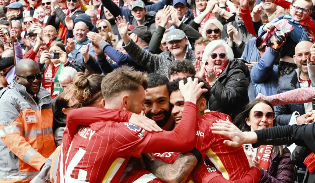 Torcida comemora com jogadores vitória no último jogo em Anfield, no dia 13 de abril. (Foto: Divulgação/Liverpool)