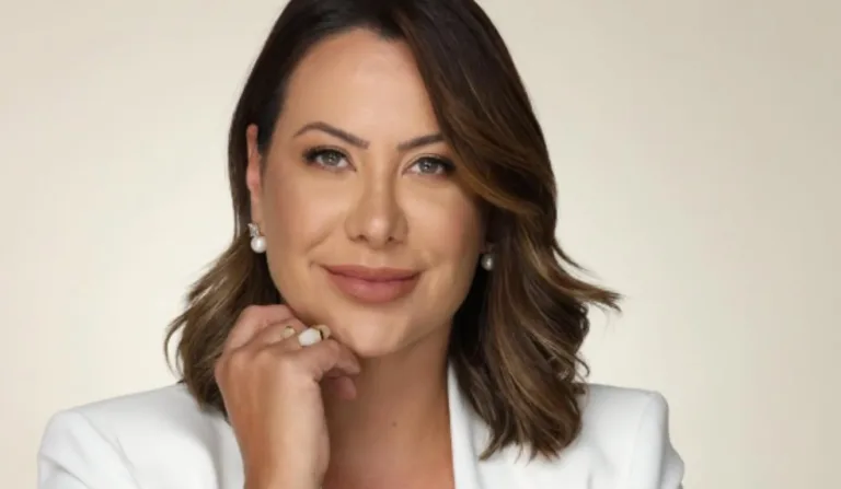 influenciadora com mão no queixo