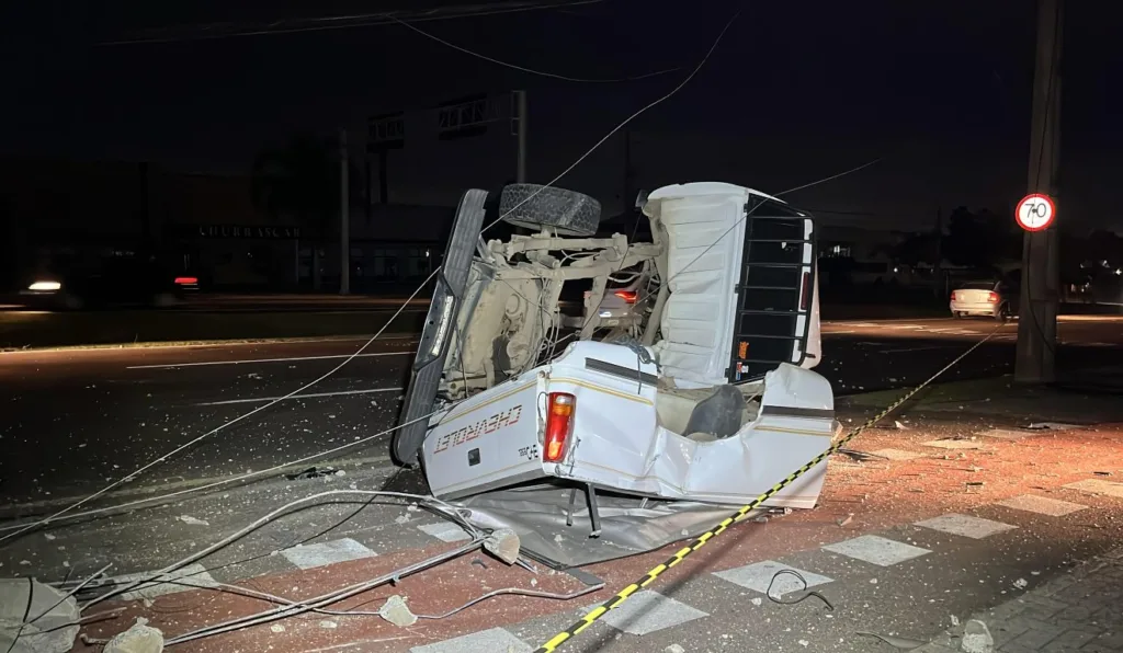 caminhonete enrosca em fios telefônicos e derruba postes na avenida Comendador Franco