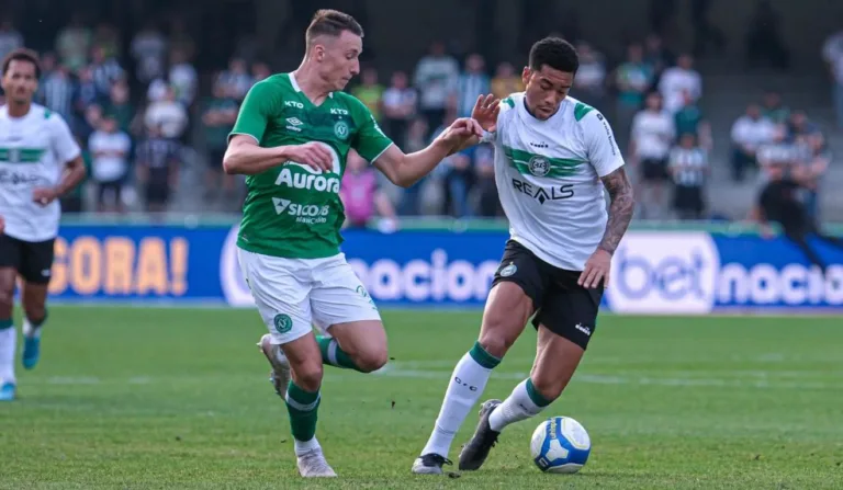 Jogo entre Coritiba e Chapecoense será na Arena Condá.