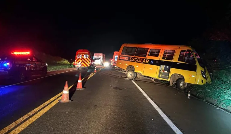 Acidente com ônibus escolar resulta em quatro mortes no Paraná