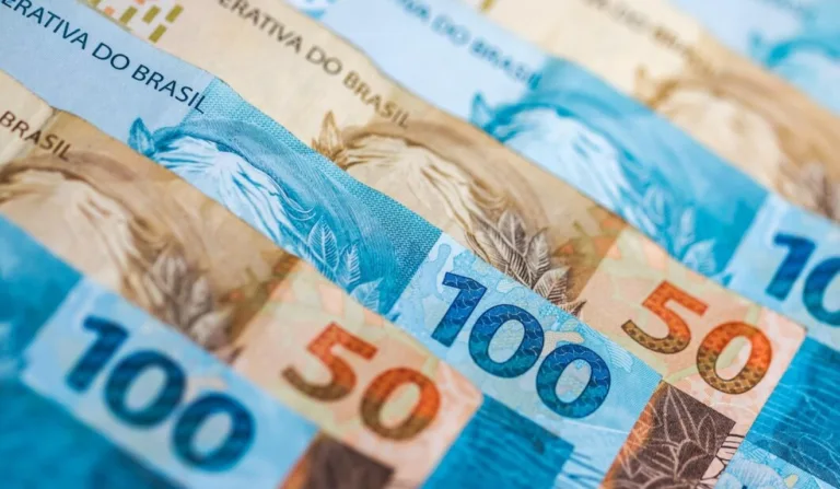 Notas de dinheiro enfileiradas