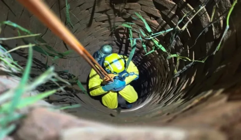 Equipe descendo em cisterna.