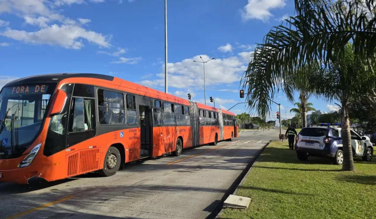 ônibus biarticulado e viatura da guarda municipal