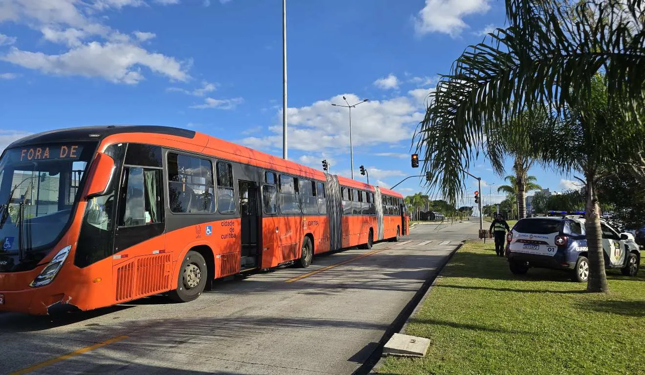 ônibus biarticulado e viatura da guarda municipal