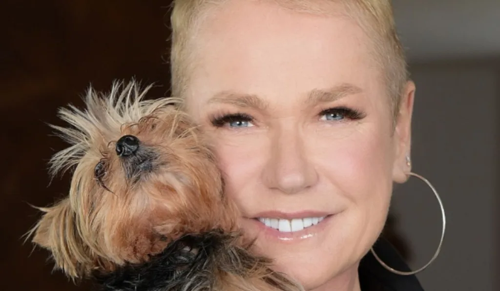 xuxa meneghel segurando um cachorro