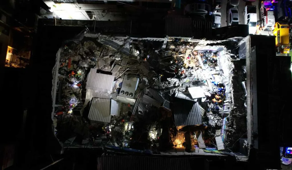 Vista de cima da boate destruída.