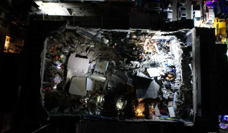 Vista de cima da boate destruída.