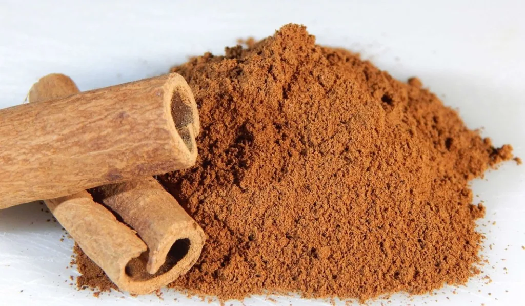 Canela em pó para representar a simpatia da canela