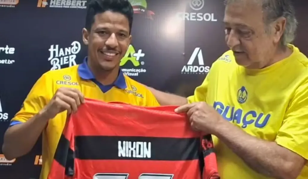 Nixon entrega presente a Luís Ruski, presidente do Iguaçu e flamenguista