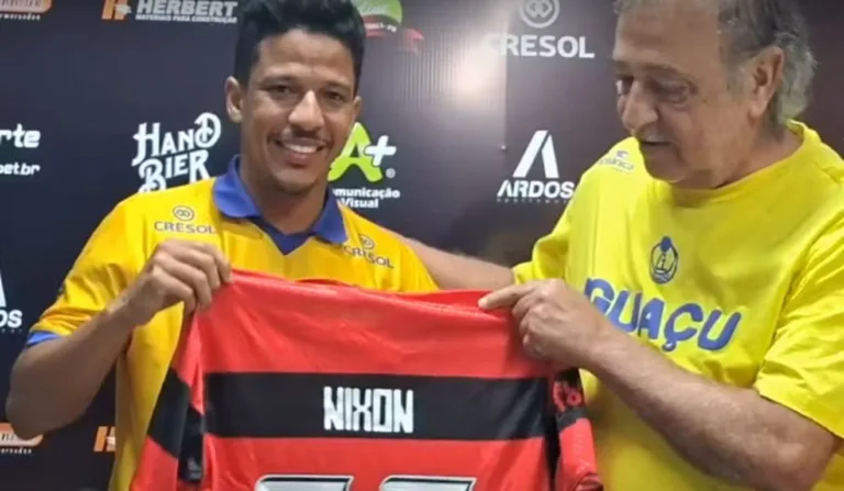 Nixon entrega presente a Luís Ruski, presidente do Iguaçu e flamenguista