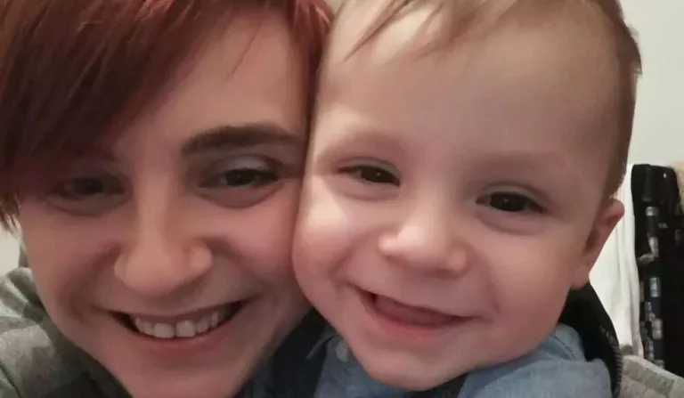 Karolina Zurawska e seu filho, de 6 anos