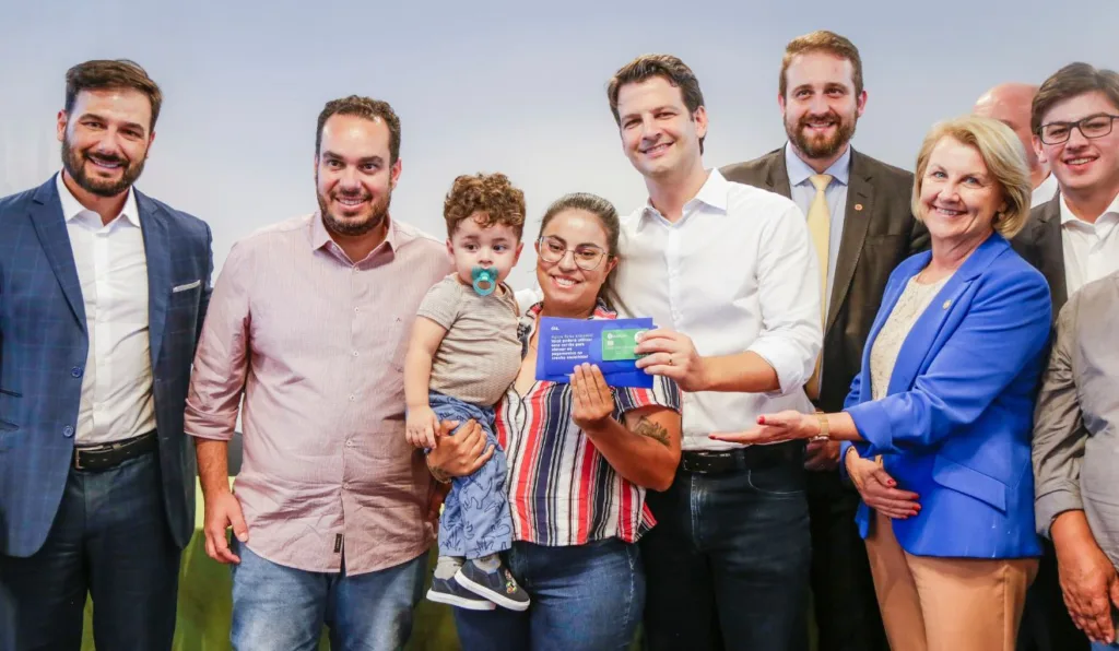 A Prefeitura de Curitiba lançou nesta quarta-feira (2) o programa vale-creche. Ao todo, 3,4 famílias da capital paranaense serão beneficiadas com o voucher de até R$ 1 mil para que as crianças de 0 a 3 anos acessem o serviço.