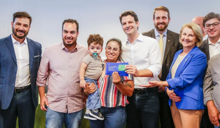 A Prefeitura de Curitiba lançou nesta quarta-feira (2) o programa vale-creche. Ao todo, 3,4 famílias da capital paranaense serão beneficiadas com o voucher de até R$ 1 mil para que as crianças de 0 a 3 anos acessem o serviço.