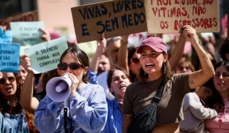 mulheres protestando contra influenciadores que foram soltos após estuprar adolescente