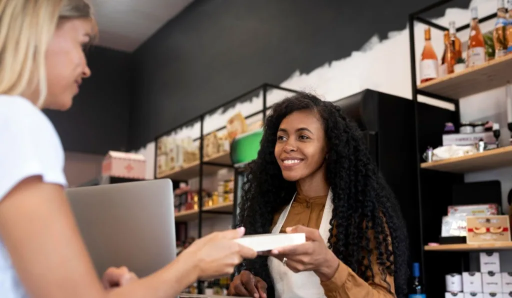 mulher sendo atendida por funcionária em loja