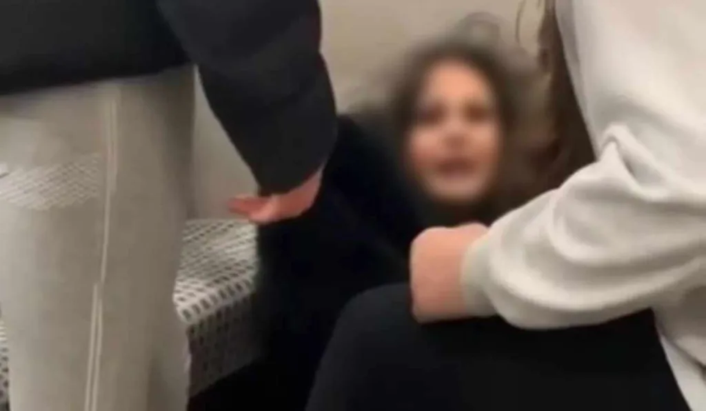 Uma menina chamada Ruby, de 13 anos, acuada no chão de metrô