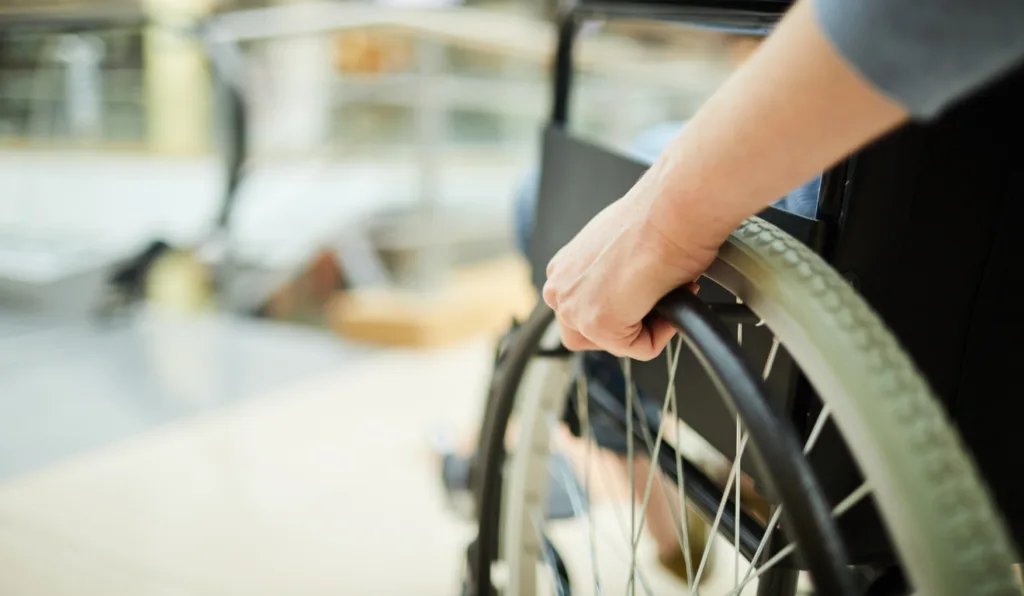 cadeirante na cadeira de rodas