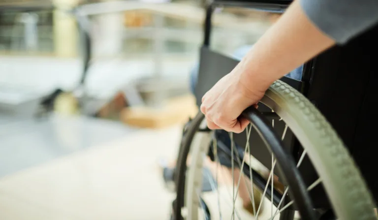 cadeirante na cadeira de rodas
