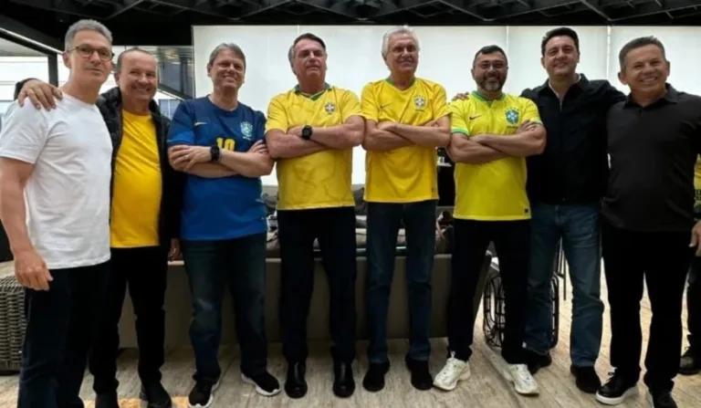 Bolsonaro e sete governadores em ato pela anistia em São Paulo