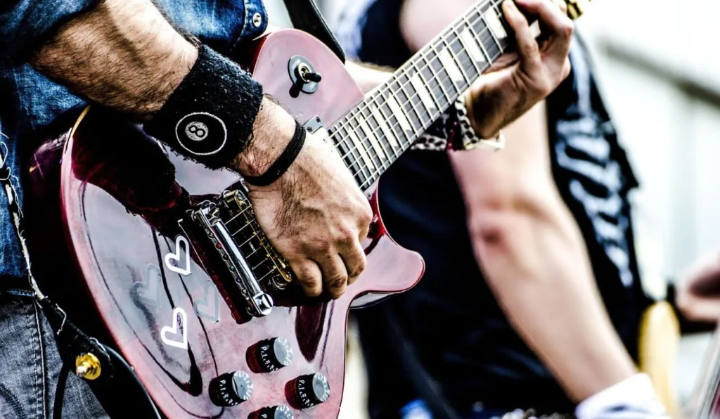 homem tocando guitarra