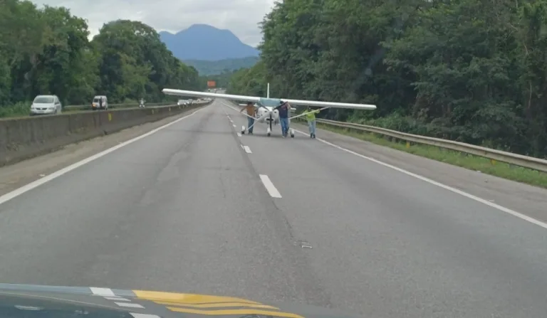 avião após pouso forçado na br