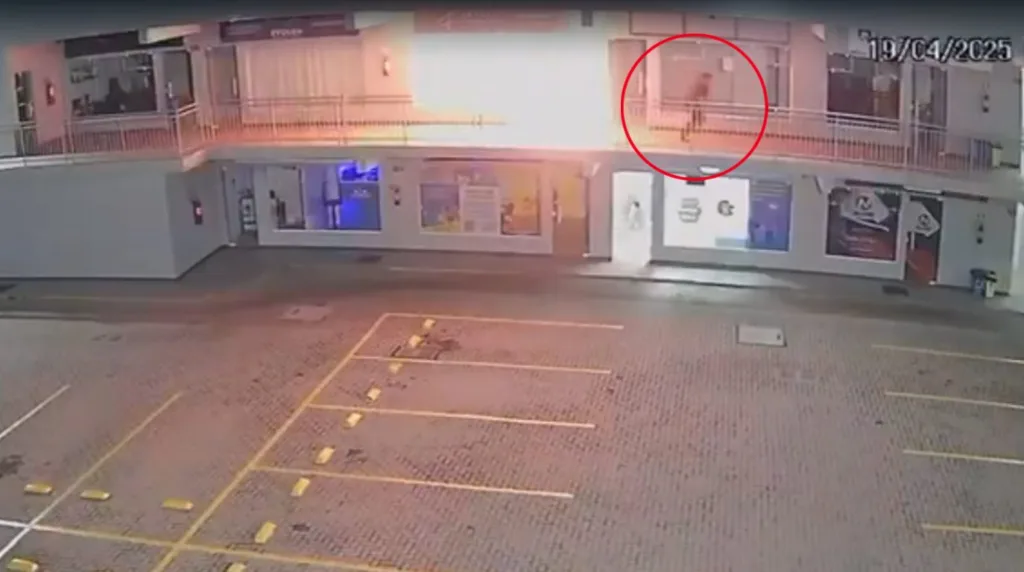 Frame de homem correndo após atear fogo em escritório de advocacia