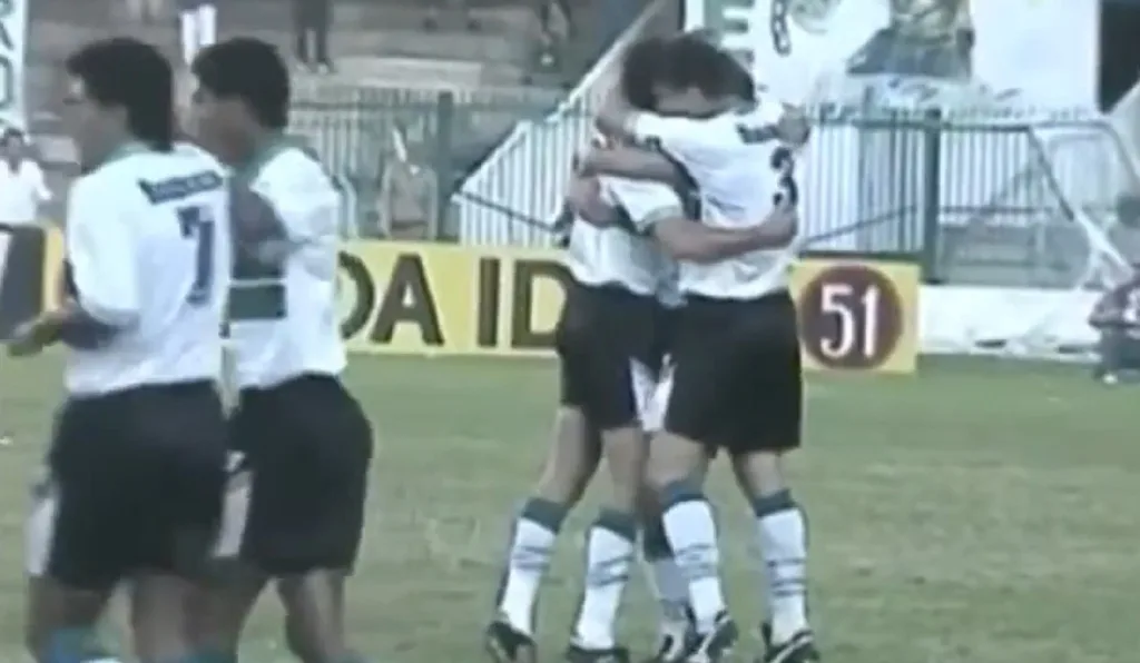 Jogadores do Coritiba comemoram gol no Athletico em 1995